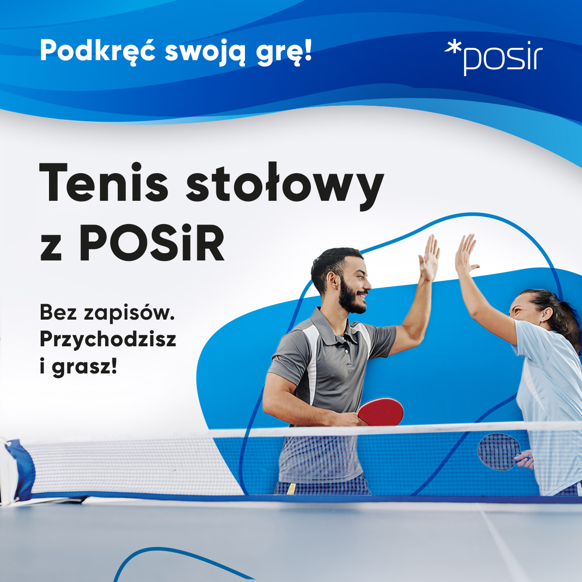 Baner promujący zajęcia - mężczyzna i kobieta przy stole do tenisa stołowego przybijają sobie piątkę
